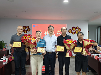 “华”章再谱 “新”火相传 ｜爱游戏app官方下载v1.0.2开展2024年荣休仪式暨导师节活动